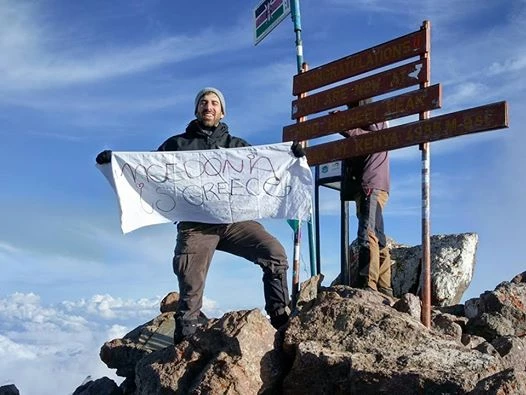 «Η Μακεδονία είναι Ελλάδα» και… φτάνει μέχρι την Κένυα! –Το πανό που σήκωσε ο υιός Κράτσας στα 4.958 μέτρα